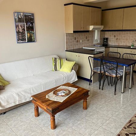Blue Sky Apartments Makrýgialos Екстериор снимка